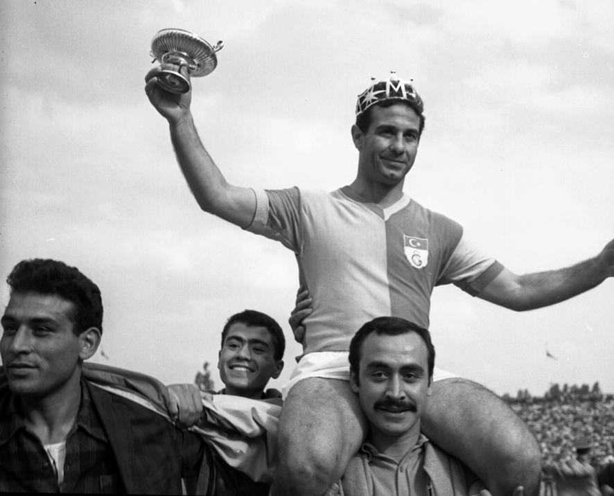01-Galatasaraylı Metin Oktay, Türkiye Ligi 1968 – 1969 sezonu gol kralı oldu.(Fotoğraf_ Hikmet Tanılkan – Depo Photos)