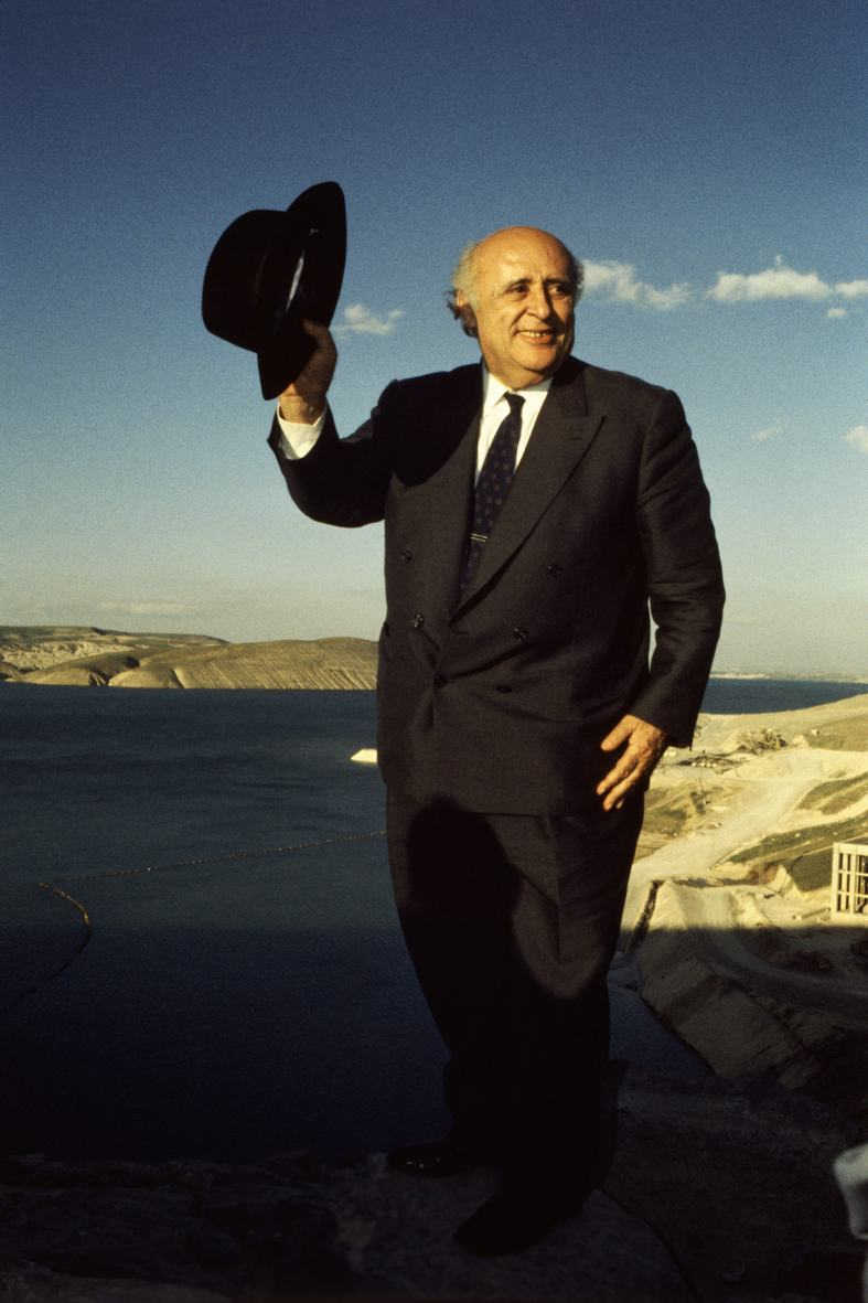04- Süleyman Demirel Atatürk Barajı’nda. (Fotoğraf_ Bülent Hiçyılmaz – Depo Photos)