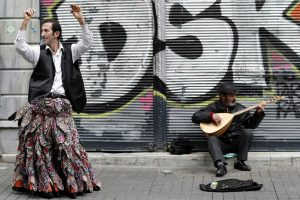 Bir Türk Köçek ve arkadaşı İstiklal Caddesi, İstanbul’da dans ederek dileniyor, Tolga Bozoğlu