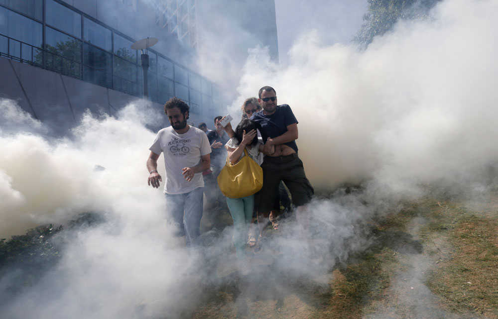Gezi-Parkına-girmeye-çalışan-göstericilere-polis-gazla-müdahale-ediyor