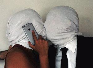 GG_Lovers-(on-the-phone),-2016.-Dijital-fotoğraf.-Rene-Magritte’ye-referansla.-Prodüksiyonda-Sedal-ve-Sedat-Antay-ile-birlikte.